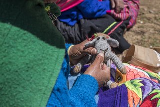 Avancement d'un petit personnage en laine pérouvienne